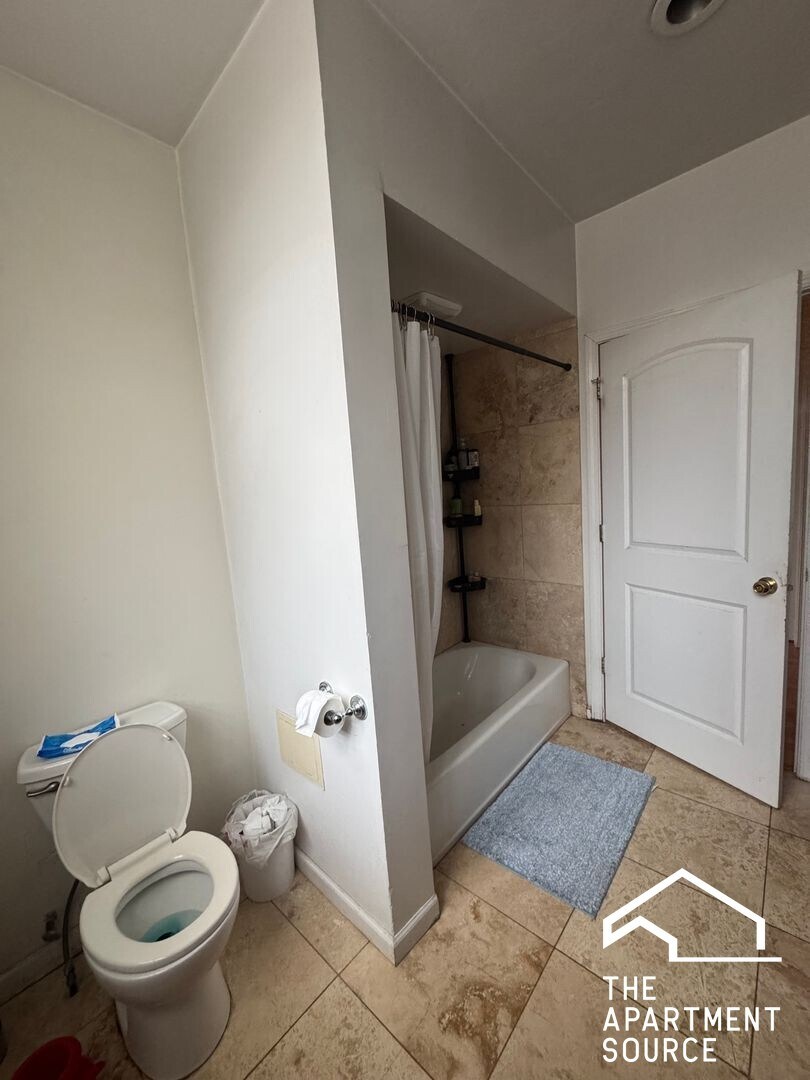 Building Photo - 907 W Belmont Ave