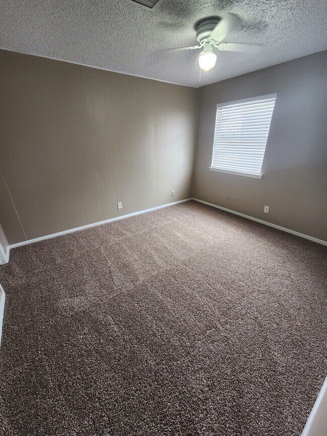 Building Photo - 3 bed 2 bath, 2 story townhome, 2 car garage