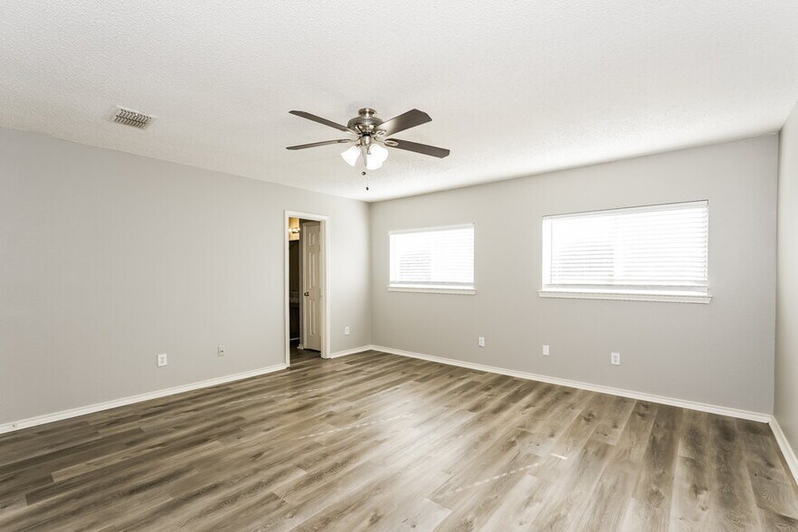 Building Photo - 320 Capricorn St