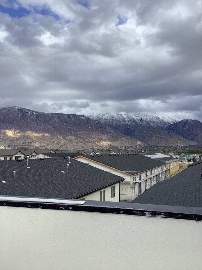 Building Photo - Townhome with Rooftop Balcony in Prime American Fork Location