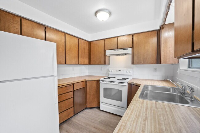 Building Photo - Updated Turnkey 2 Bed 1-bathroom spacious ...