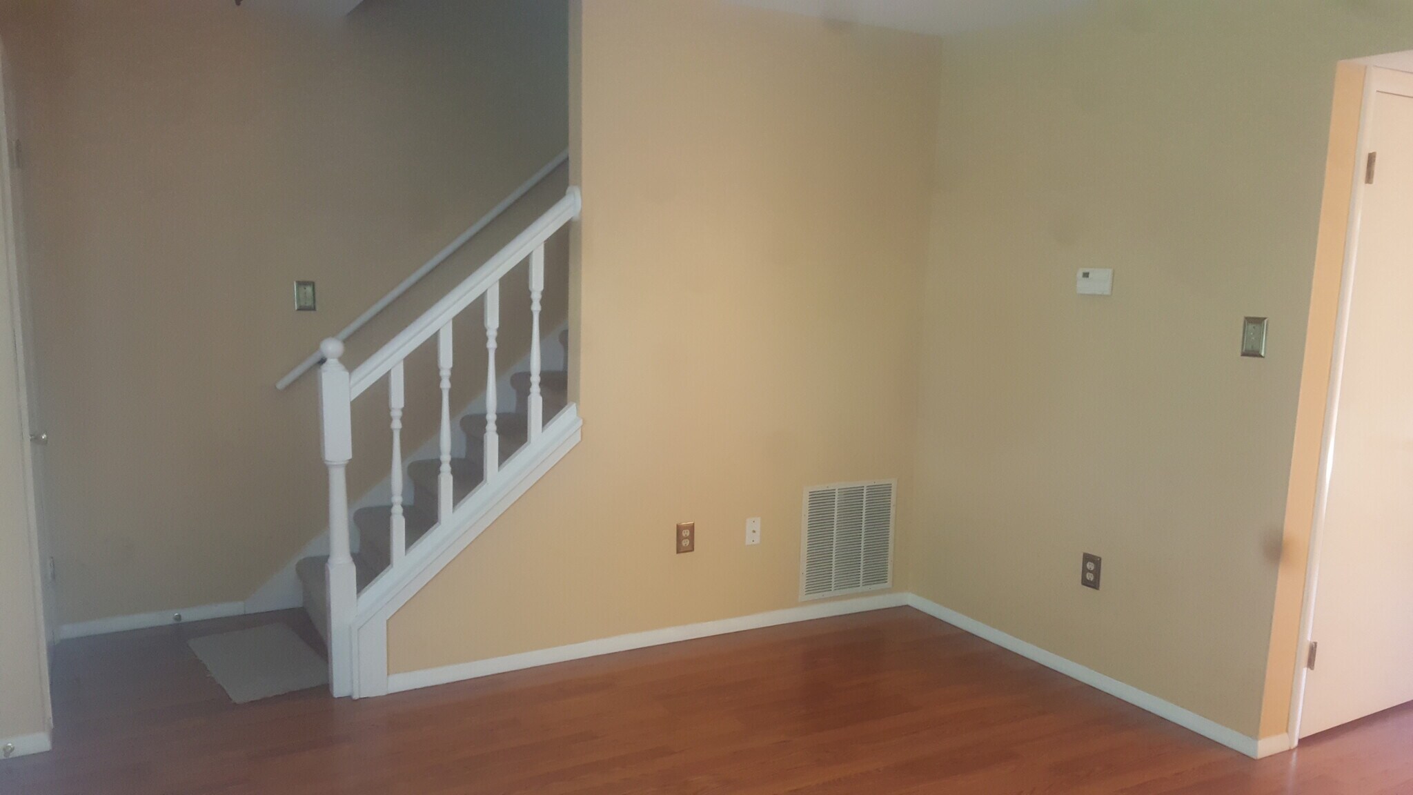 Living room - 935 West Whitehall Road