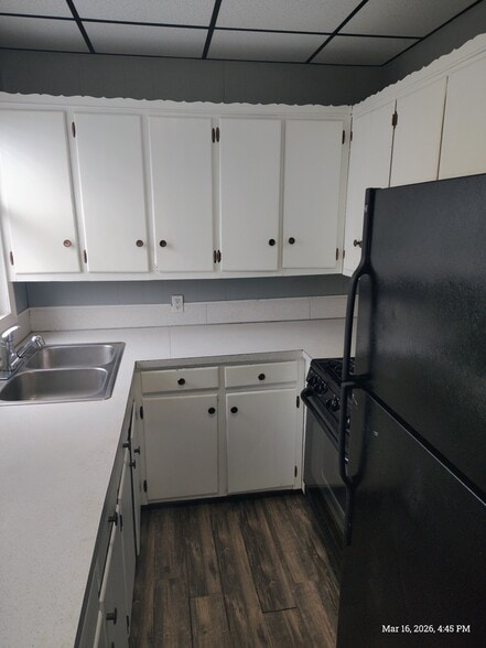 Building Photo - 463 Linden St