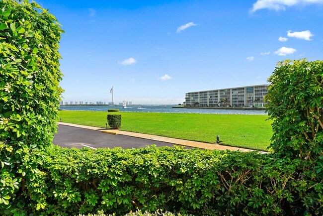 Building Photo - 123 Lakeshore Dr