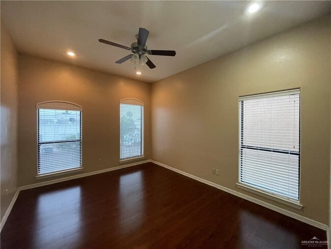 Building Photo - 13 Mimosa St