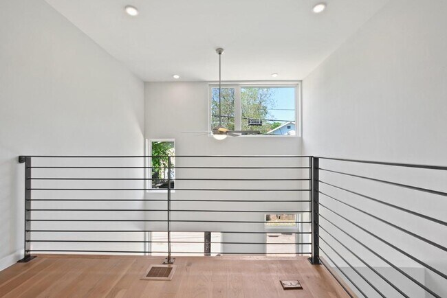 Building Photo - 2002 E 7th St