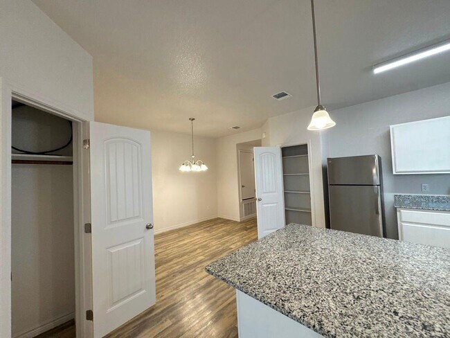 Building Photo - 205 Dolphin Dr