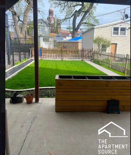 Building Photo - 2933 N Ridgeway Ave
