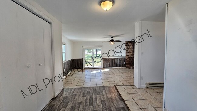 Building Photo - Beautiful 3 bed 1.5 bath home with Pole Ba...