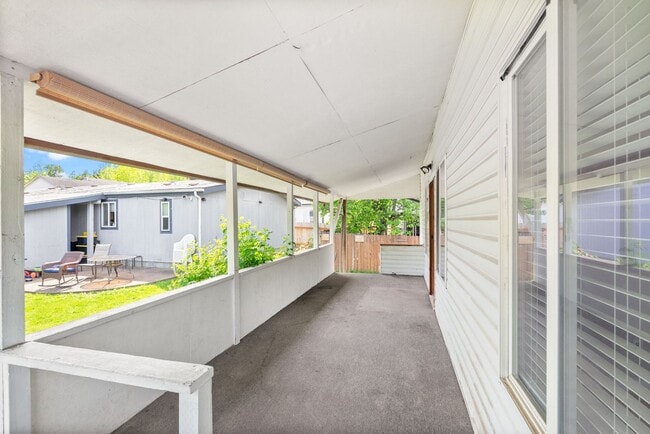 Building Photo - 3 BR Home near Springwater Trail and Powel...
