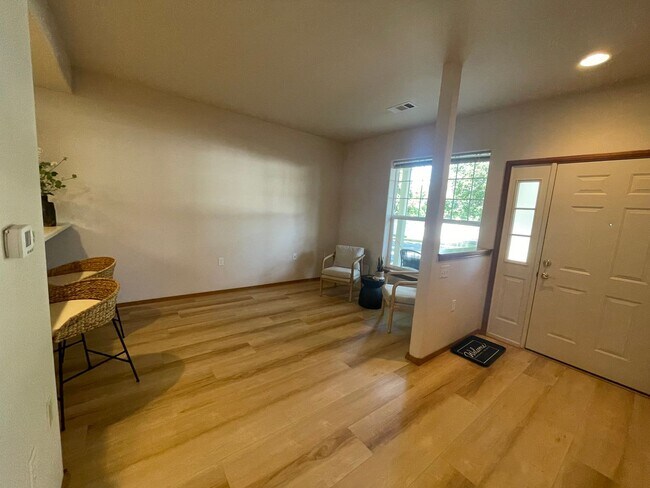 Building Photo - 851 Pavilion Pl