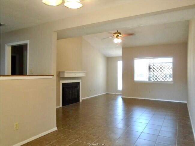 Building Photo - 2100 Windsor Dr