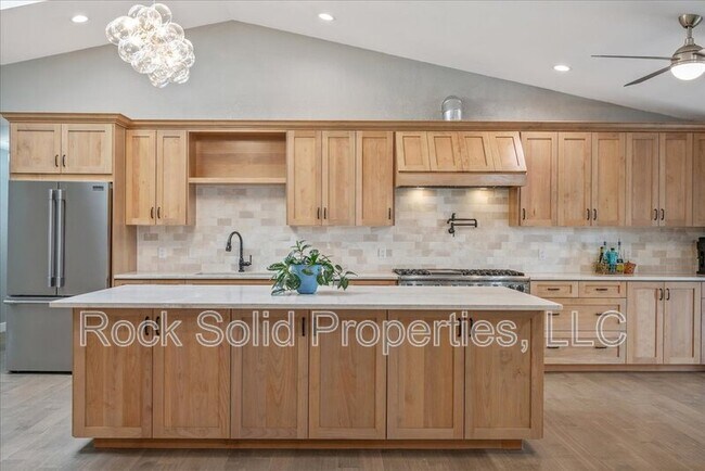Building Photo - 753 Latigo Loop