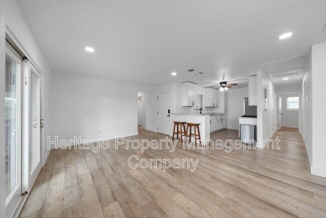 Building Photo - 784 Hill Top Dr