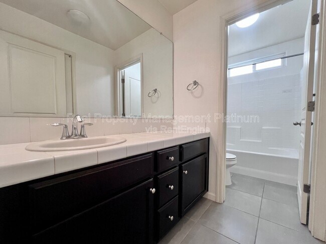 Building Photo - 2560 Daisy Dr