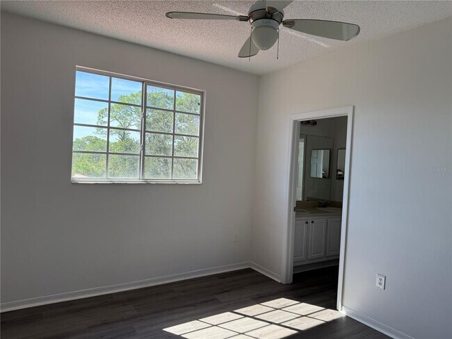 Building Photo - 5721 Bentgrass Dr