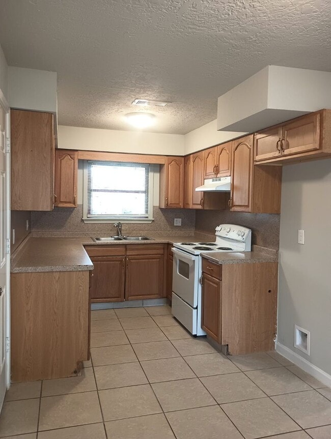 Building Photo - Cozy 2 bed / 1 bath - Move in Ready!