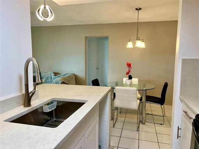 Building Photo - 2840 NE 33rd Ct