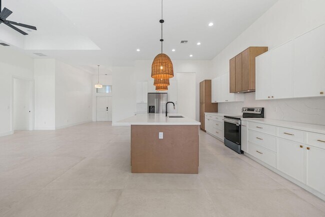 Building Photo - 632 SE Seahouse Dr