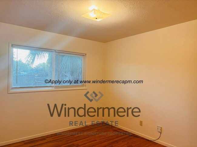 Building Photo - 2 bed/1 bath duplex in prime location! Wat...