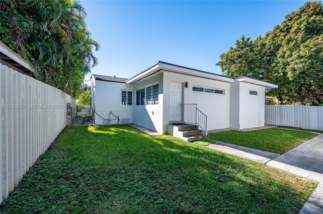 Building Photo - 3077 SW 5th St