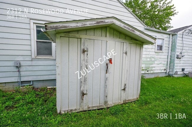 Building Photo - 2312 N Rosewood Ave