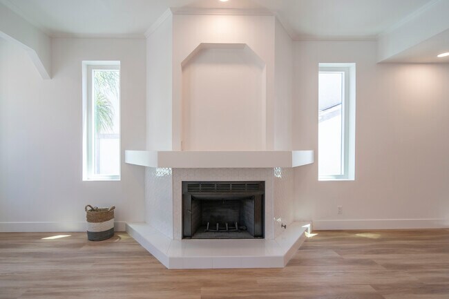 Building Photo - 9455 Hillhaven Ave