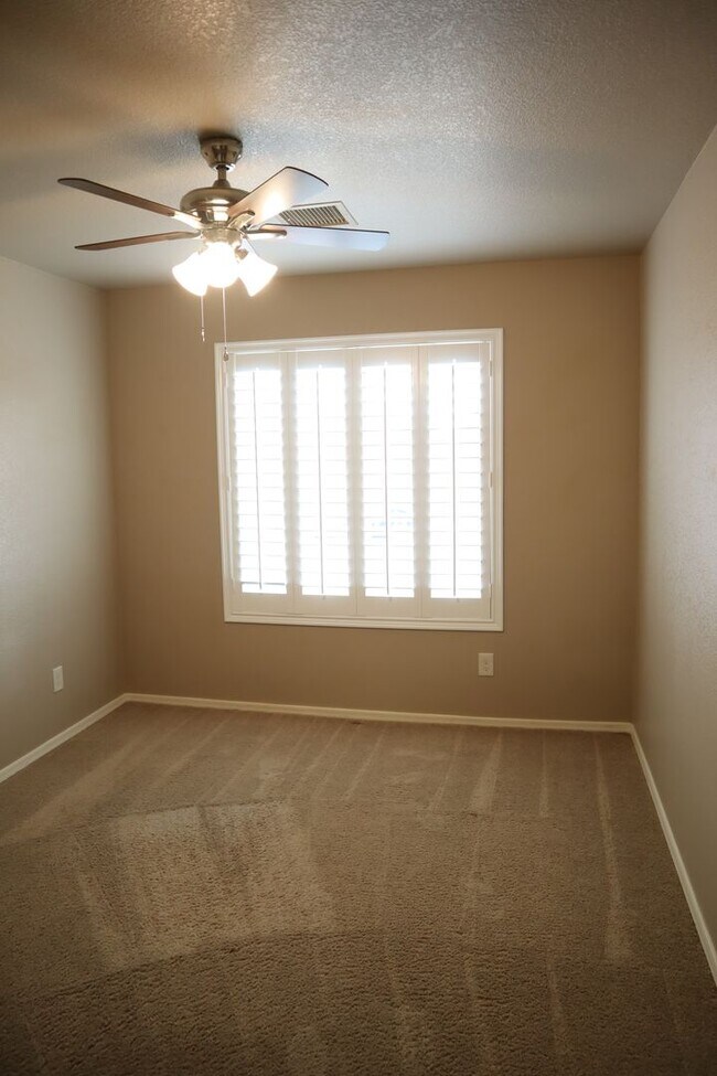 Building Photo - Livable, Lovable, & Avaiable!