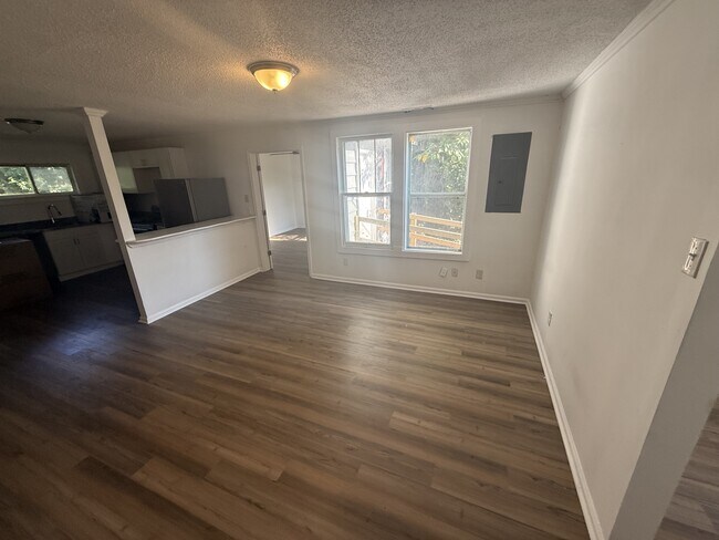 Building Photo - 803 Moss St