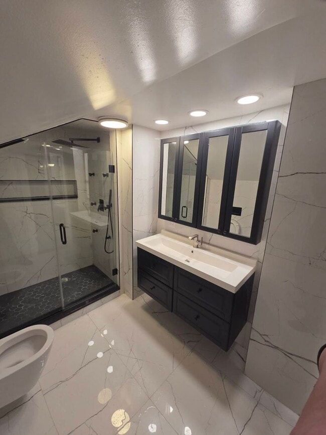 Building Photo - Single Family 2BR, 3 BA 2CG Home