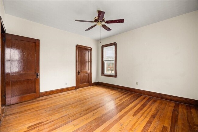 Building Photo - 576 Slade St