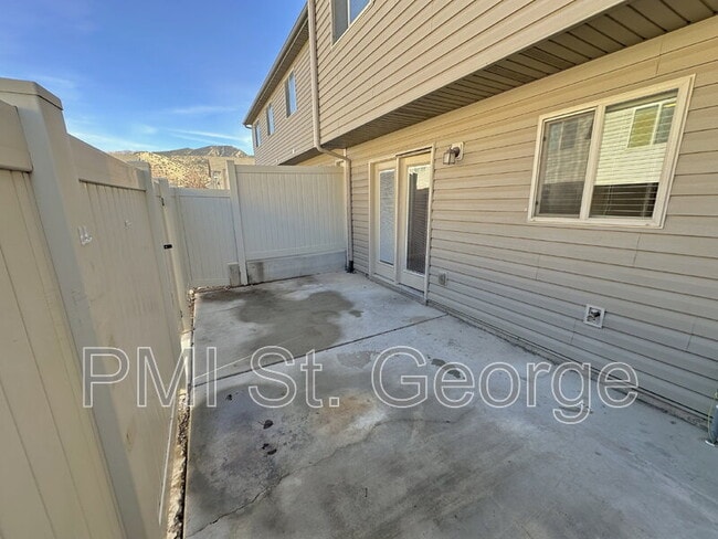 Building Photo - 340 1425 N St