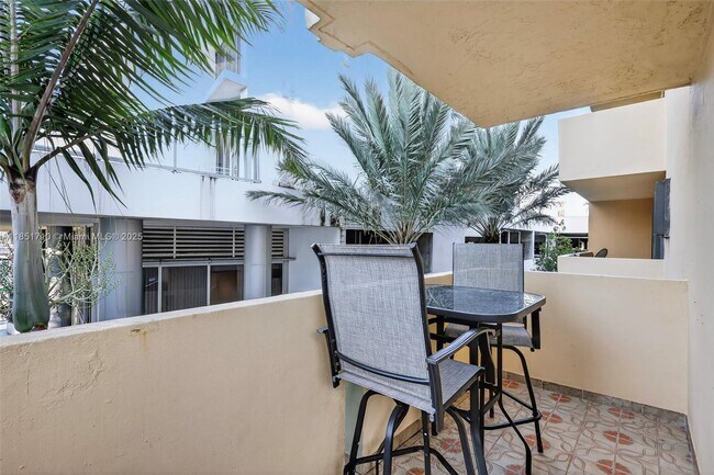 Building Photo - 2924 Collins Ave