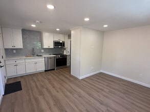 Building Photo - Charming 1-Bed Retreat in Kent: Cozy 460 Sq Ft Unit with Full Bath!