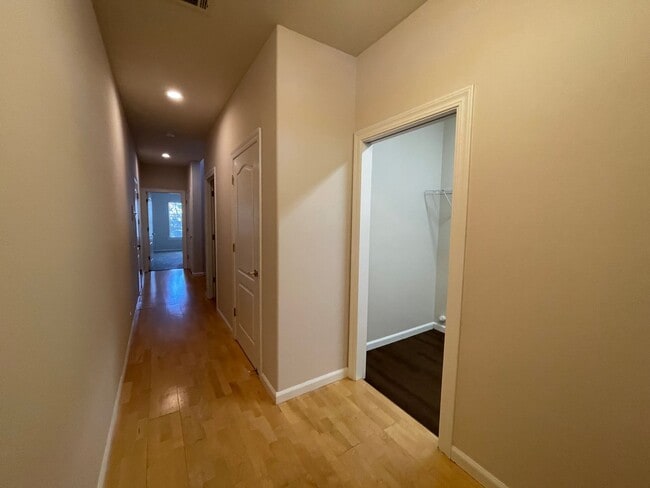 Building Photo - Exceptionally Spacious and Modernized 2x2 Townhouse w/Garage and Washer/Dryer Hookups!