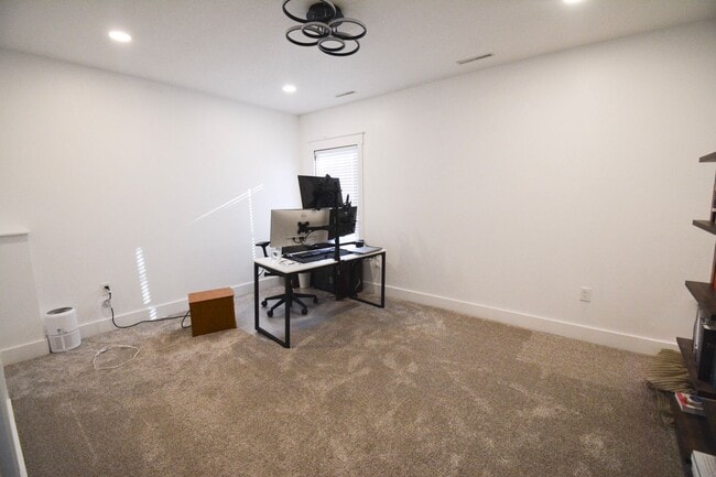 Building Photo - Updated Home with Pond Views in NW Rochester location!
