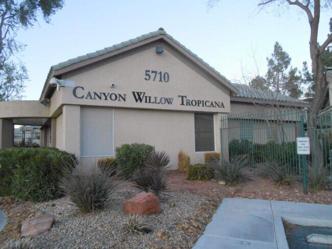 Building Photo - Spacious 2 Bedroom Condo in Gated Community