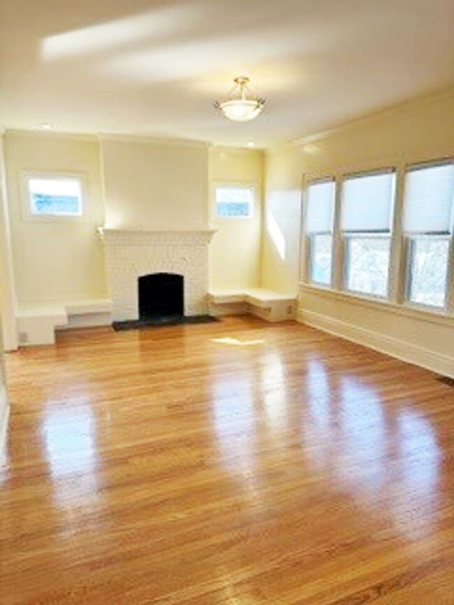 Building Photo - 405 Roosevelt Ave