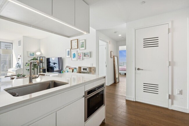 Building Photo - 99 Hudson St