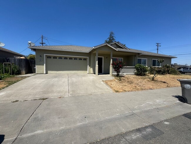 Primary Photo - Charming 4-bedroom, 2-bath home in a conve...