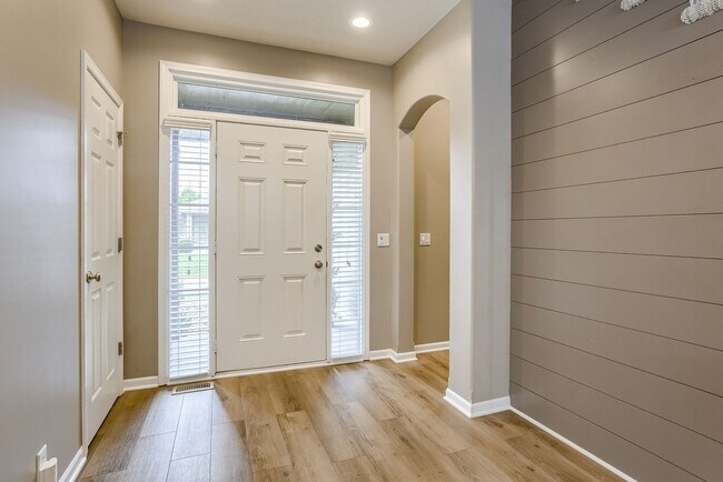 Building Photo - Must See West Omaha 5 Bedroom!!