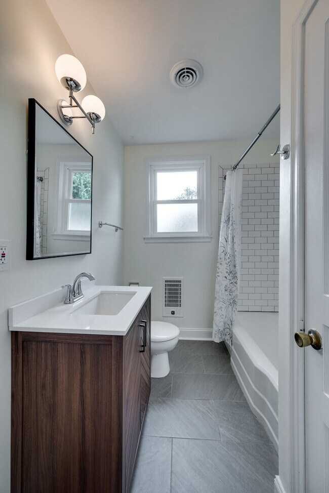 Building Photo - 2312 Modena Dr