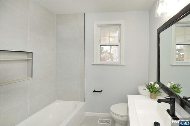 Building Photo - 16 Liberty St