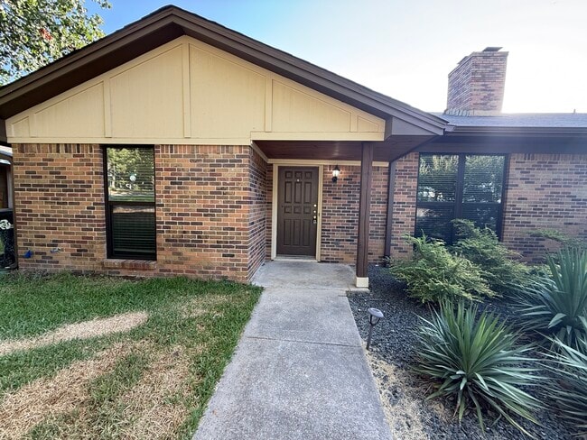 Building Photo - 126 Hollyhill Ln