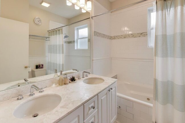 Building Photo - 1725 N Mohawk St