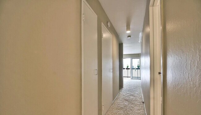 Building Photo - Charming 1-Bed San Francisco Retreat with Fireplace & Granite Finishes!