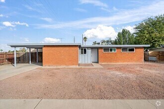 Building Photo - Great Eastside Home!