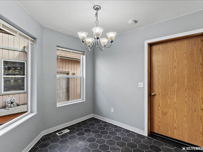 Building Photo - Spacious & Updated 3 Bedroom Duplex Near M...