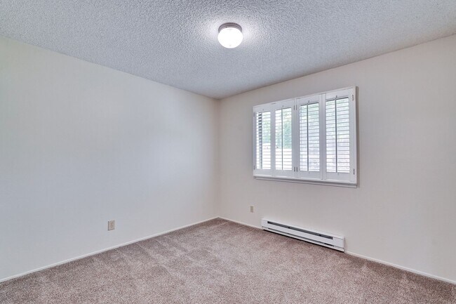 Building Photo - 1st floor corner unit - In Door Laundry- Easy Access to 880 and 237