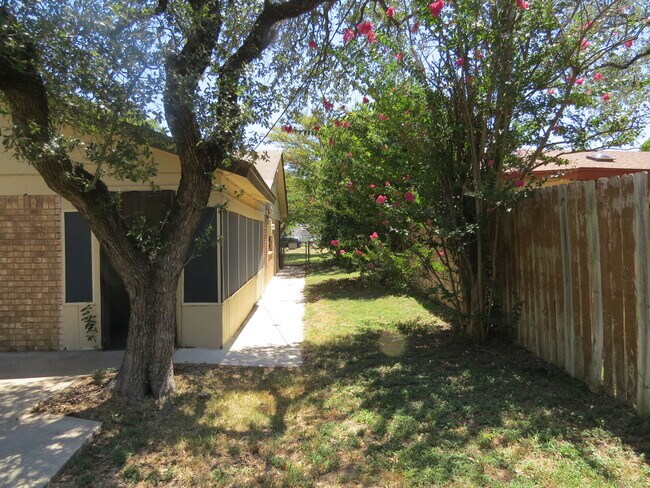 Building Photo - 519 Myra Lou Ave